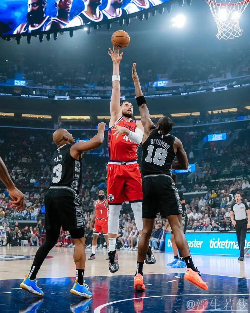 祖巴茨转身勾手命中 哈登高吊助攻显功力