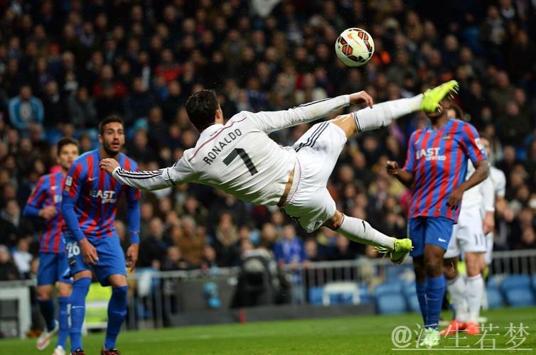 巨星凌空绝杀拯救皇马!挥拳怒吼热拥安帅场面震撼 巨星凌空绝杀拯救皇马!挥拳怒吼热拥安帅场面震撼